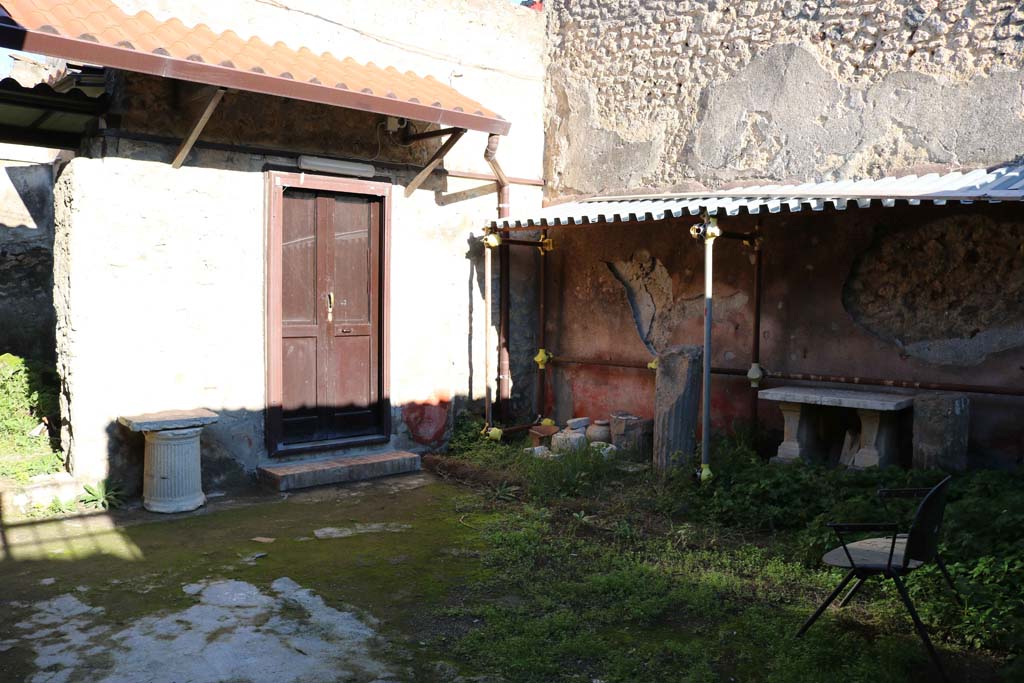 IX.1.26 Pompeii. December 2018. Looking north-east across the atrium. Photo courtesy of Aude Durand.
