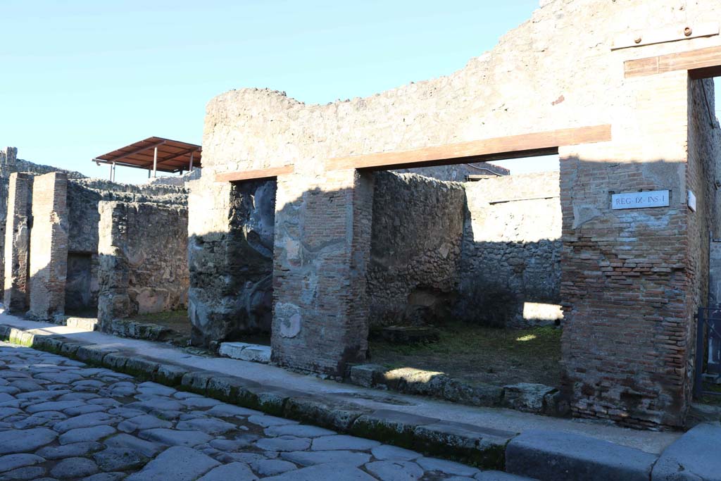 IX.1.27 Pompeii, on right. December 2018.
Looking towards entrance on north side of Via dell’Abbondanza. Photo courtesy of Aude Durand.