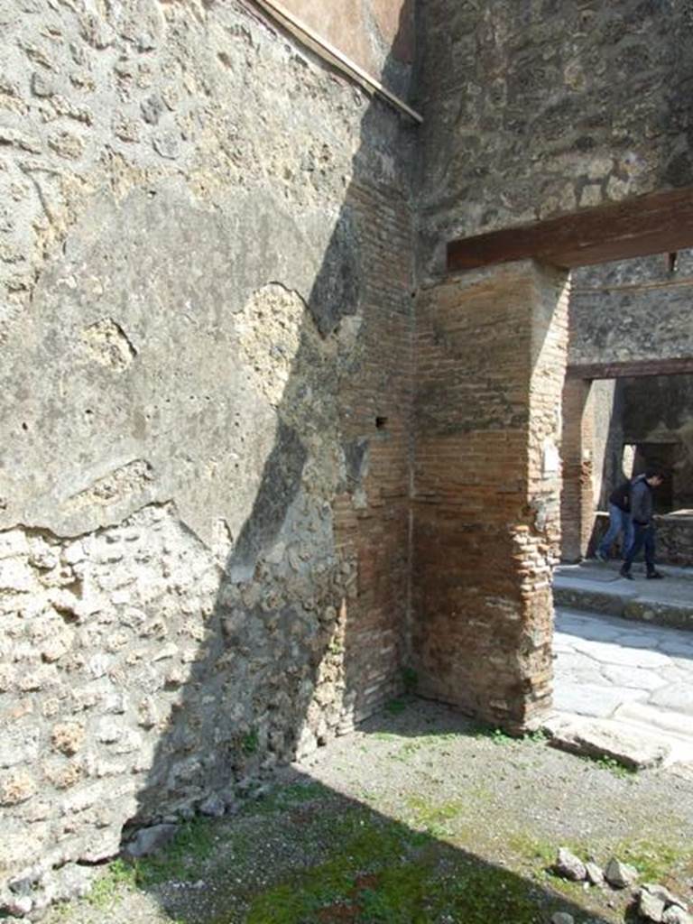 IX.1.27 Pompeii. March 2009. South east corner at front of shop.