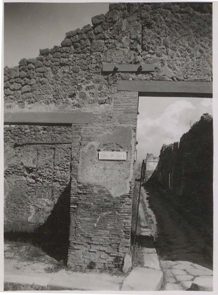 IX.1.27 Pompeii. Pre-1943. Looking north to pilaster on east side of entrance, with Vicolo di Tesmo, on right.
Photo by Tatiana Warscher.
See Warscher, T. Codex Topographicus Pompeianus, IX.1. (1943), Swedish Institute, Rome. (no.143), p. 249.