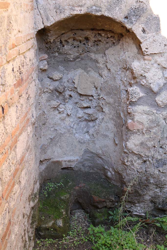 IX.1.31 Pompeii. December 2018.
Niche-latrine in north-west corner of kitchen. Photo courtesy of Aude Durand.