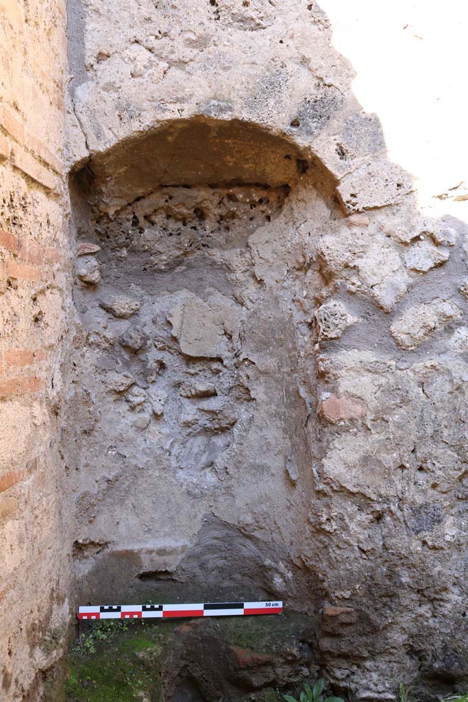 IX.1.31 Pompeii. December 2018.
Detail of niche-latrine in north-west corner of kitchen. Photo courtesy of Aude Durand.