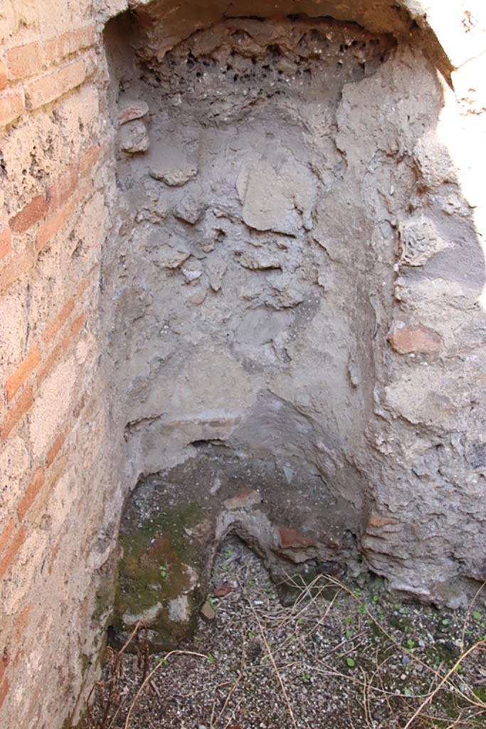 IX.1.31 Pompeii. October 2022.
Niche-latrine in north-west corner of kitchen. Photo courtesy of Klaus Heese