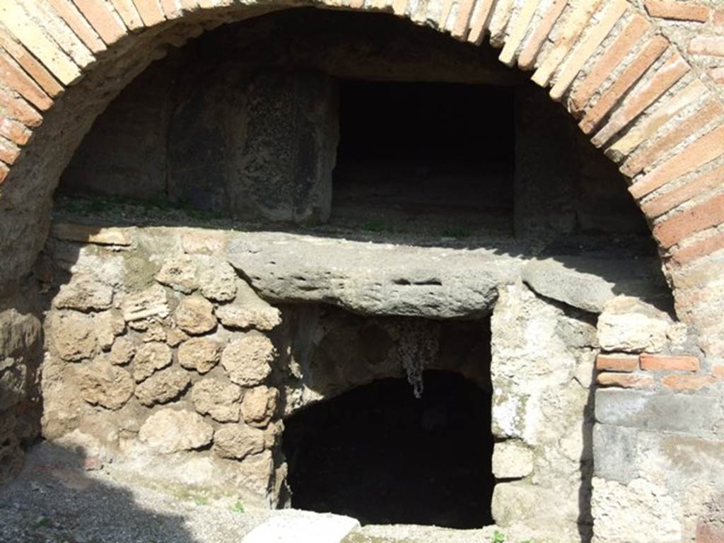 IX.1.33 Pompeii. March 2009. Oven.