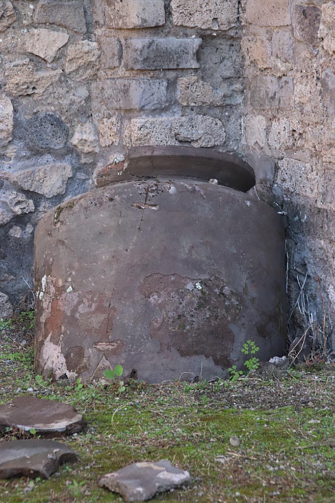IX.1.33 Pompeii. October 2022.
Terracotta vessel in south-east corner. Photo courtesy of Klaus Heese