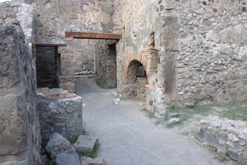 IX.1.3/33 Pompeii. September 2017. Looking north along rear of bakery towards entrance doorway at IX.3.33.
Photo courtesy of Klaus Heese.