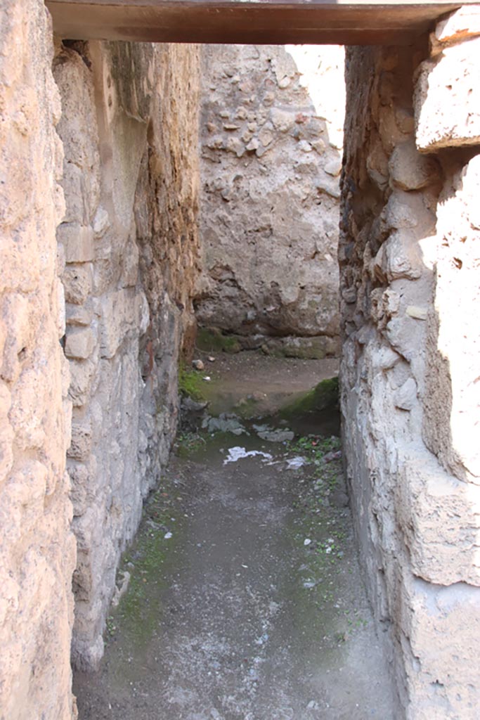 IX.1.33 Pompeii. October 2022.
Looking north through small doorway on west side of entrance corridor. Photo courtesy of Klaus Heese