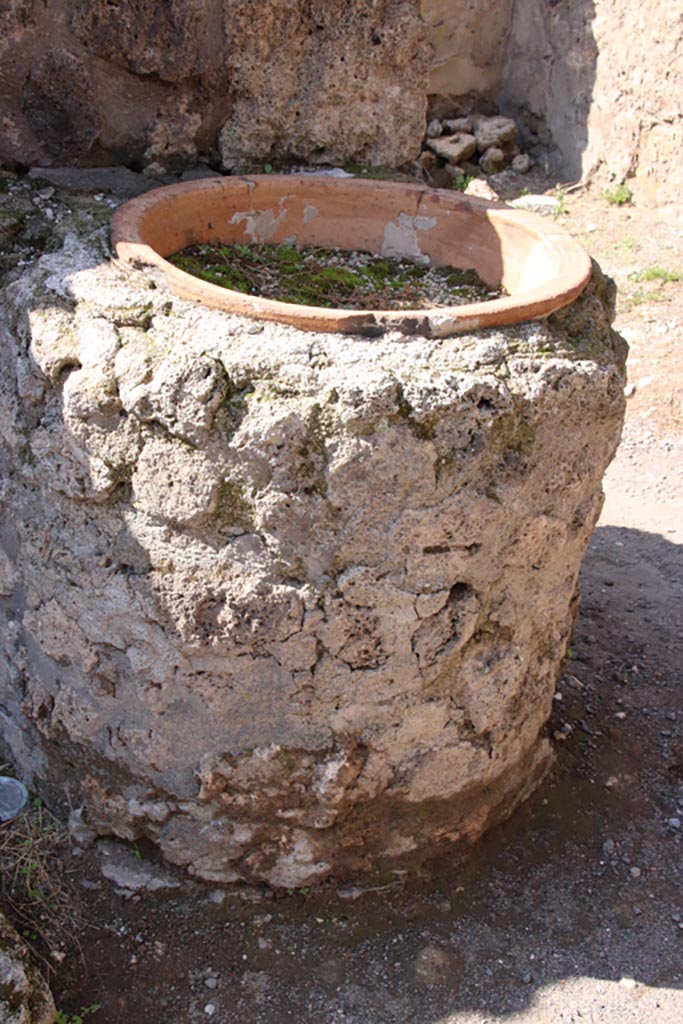 IX.1.33 Pompeii. October 2022.
Detail of bucket/tub with terracotta vessel. Photo courtesy of Klaus Heese