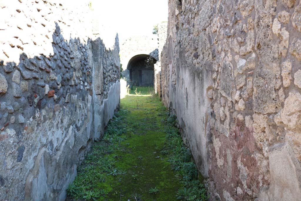 IX.2.10 Pompeii. December 2018. Looking east along entrance corridor from doorway. Photo courtesy of Aude Durand.
