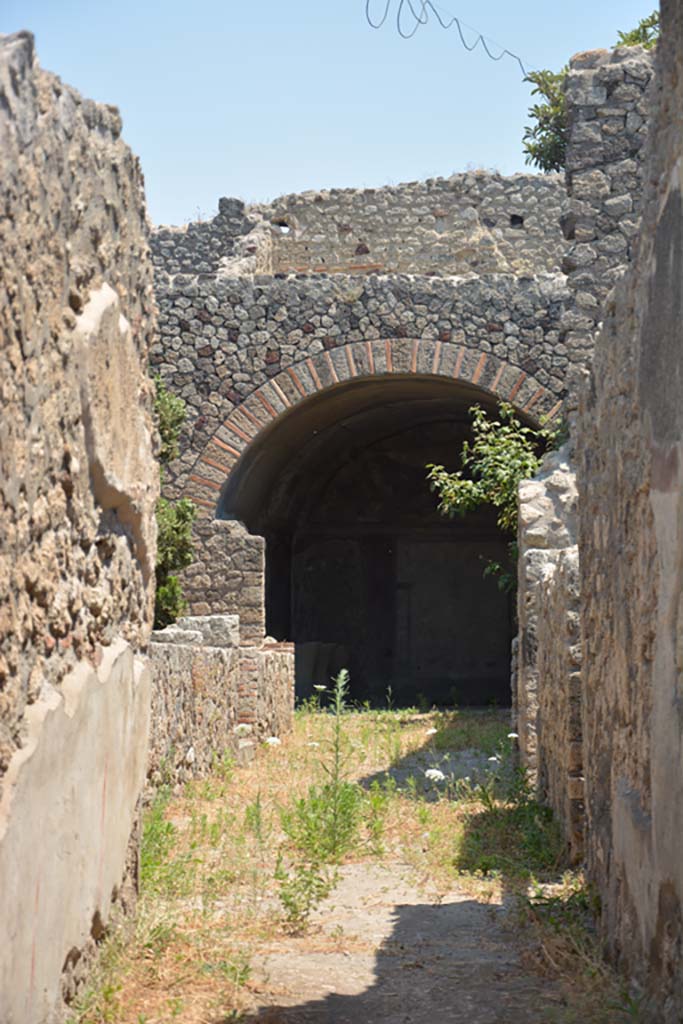 IX.2.10 Pompeii. July 2017. Looking east along entrance corridor from doorway.
Foto Annette Haug, ERC Grant 681269 DÉCOR.