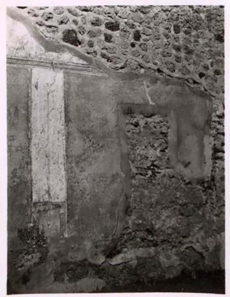 IX.2.10 Pompeii. Pre-1943. Photo by Tatiana Warscher
According to Warscher –
“this is a photo of all that remained of the wall paintings. The three central paintings have been taken to the Museum.”
See Warscher, T. Codex Topographicus Pompeianus, IX.2. (1943), Swedish Institute, Rome. (no.37.), p. 92.