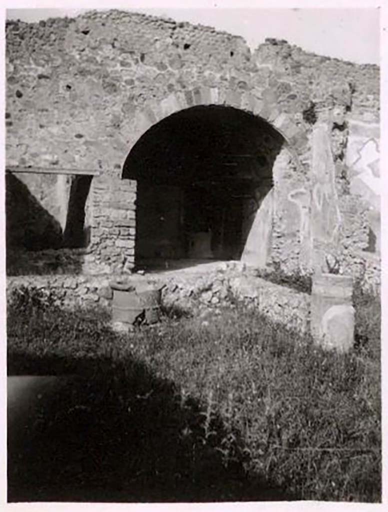 IX.2.10 Pompeii. Pre-1943. Photo by Tatiana Warscher.
Looking south-east across pseudo-peristyle with terracotta puteal over cistern mouth, towards the vaulted tablinum.
See Warscher, T. Codex Topographicus Pompeianus, IX.2. (1943), Swedish Institute, Rome. (no.28.), p. 63.