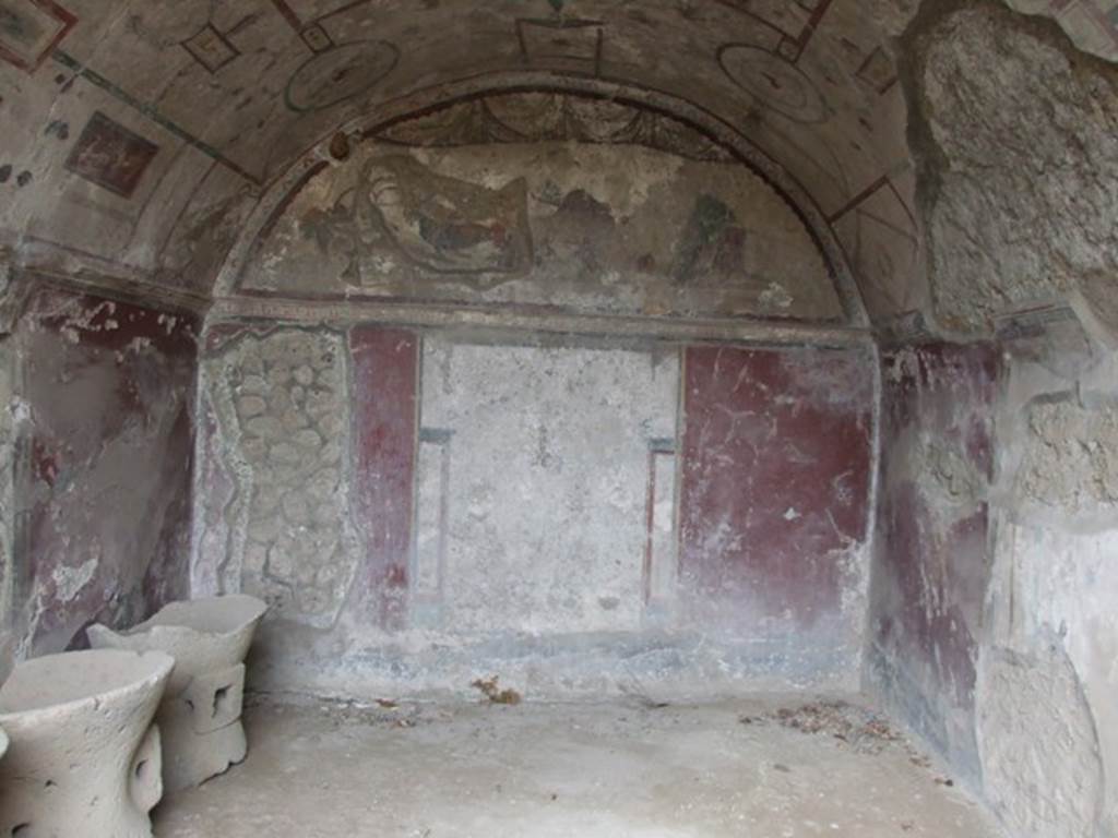 IX.2.10 Pompeii. December 2007. Tablinum, room with vaulted ceiling. According to Fiorelli, on the south side of this room would have been a doorway to a large rustic room with a separate entrance at IX.2.14. This might have been used as a shop or storeroom.
See Fiorelli, G, (1875), Descrizione di Pompei, (p.380)