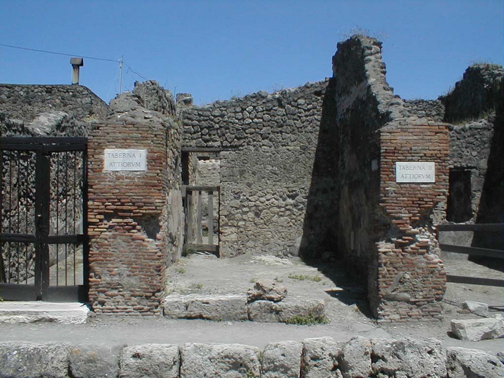 IX.2.11 Pompeii. May 2005. Looking east to entrance, in the middle.
