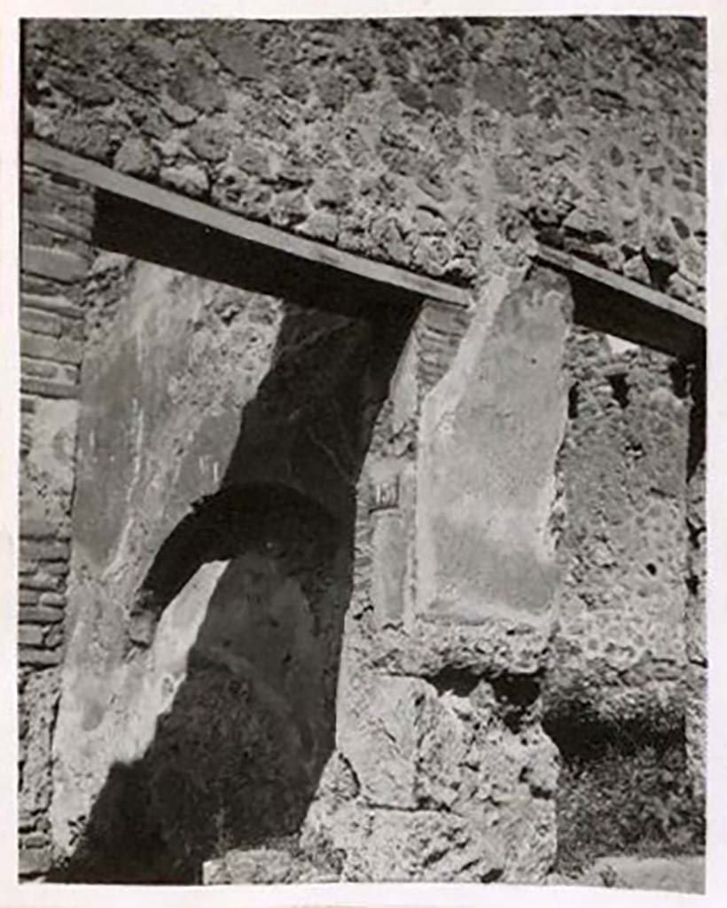 IX.2.13 Pompeii. Pre-1943. Looking towards entrance doorway, on left. Photo by Tatiana Warscher.
See Warscher, T. Codex Topographicus Pompeianus, IX.2. (1943), Swedish Institute, Rome. (no.45.), p. 106.