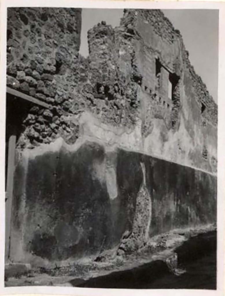 IX.2.15 Pompeii. Pre-1943. Looking east along facade, from doorway, on left. Photo by Tatiana Warscher.
See Warscher, T. Codex Topographicus Pompeianus, IX.2. (1943), Swedish Institute, Rome. (no.46.), p. 106.