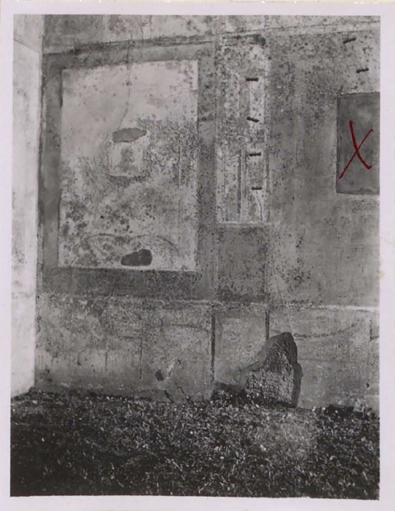 IX.2.16 Pompeii. Pre-1943. 
Looking towards south wall of tablinum, “X” marks the location where the painting was removed from. 
According to Warscher –
The painting of the Three Graces was located on the central panel of the south wall of the tablinum.
There was no other central painting on the north wall: there was a large opening into the adjacent house no.17.
(La pittura delle Tre Grazie trovavasi sul pannello centrale della parete sud del tablino.
Non vi era un’altra pittura centrale sulla parete nord: vi era una grande apertura nella casa adiacente No.17.)
See Warscher, T. 1942. Catalogo illustrato degli affreschi del Museo Nazionale di Napoli. Sala LXXXII. Vol.4. Rome, Swedish Institute.