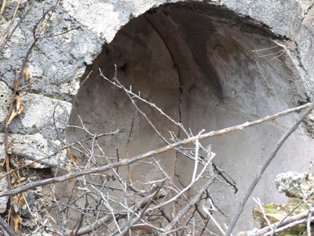IX.2.16. Pompeii.  December 2007.  Arch under staircase in small room between staircase and entrance at IX.2.15.
