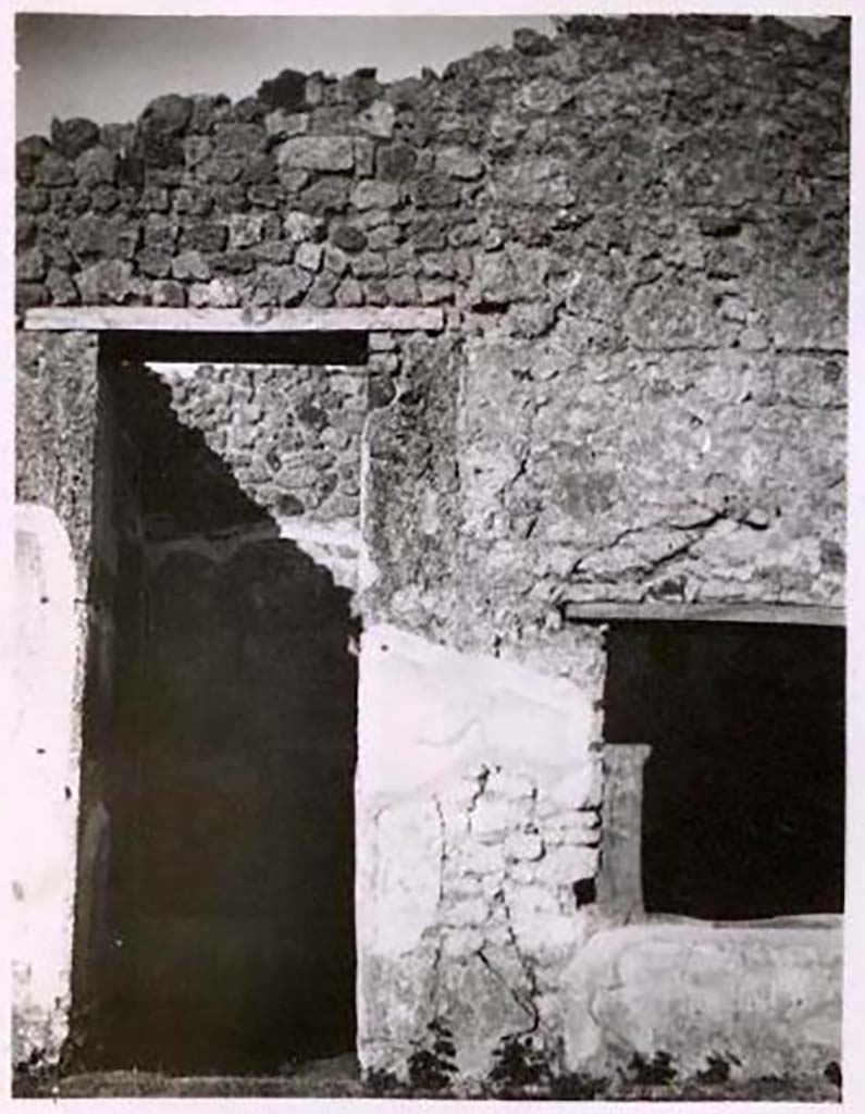 IX.2.18 Pompeii. Pre-1943. Photo by Tatiana Warscher.
Room 3, doorway and window of triclinium/cubiculum on east side of atrium.
See Warscher, T. Codex Topographicus Pompeianus, IX.2. (1943), Swedish Institute, Rome. (no.104.), p. 185.