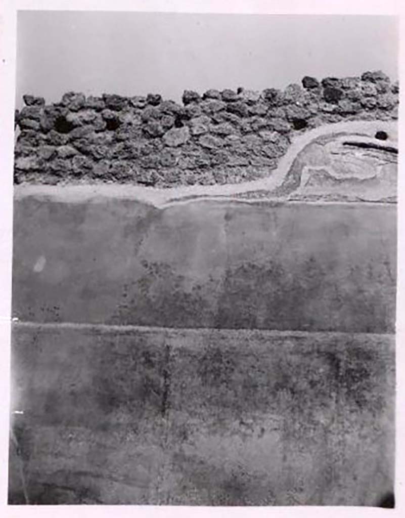 IX.2.18 Pompeii. Pre-1943. North wall. Photo by Tatiana Warscher.
According to Warscher –
This room was originally adorned with Cupids, as described by A. Trendelenburg.
On the north wall, nothing remains of the Cupids.
A small fragment of a stucco decoration was found under the holes for the ceiling support beams.
See Warscher, T. Codex Topographicus Pompeianus, IX.2. (1943), Swedish Institute, Rome. (no.105.), p. 185.