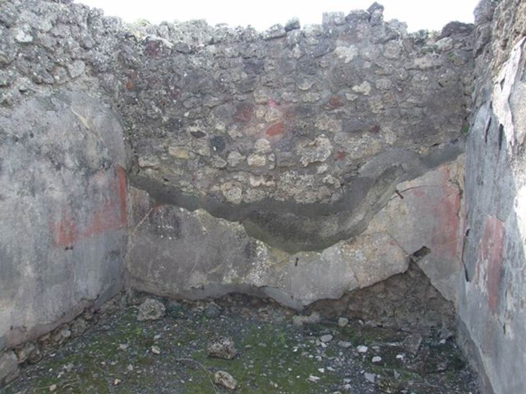 IX.2.18 Pompeii. March 2009. Room 4, west wall in cubiculum. According to PPP, the zoccolo in this room would have been black. On the west wall the zoccolo may have had geometric painted panels with a painting in the centre of it. On the south wall, the zoccolo was separated from the red middle zone by a white cornice. The middle zones of the walls were red.
See Bragantini, de Vos, Badoni, 1986. Pitture e Pavimenti di Pompei, Parte 3. Rome: ICCD. (p.421)