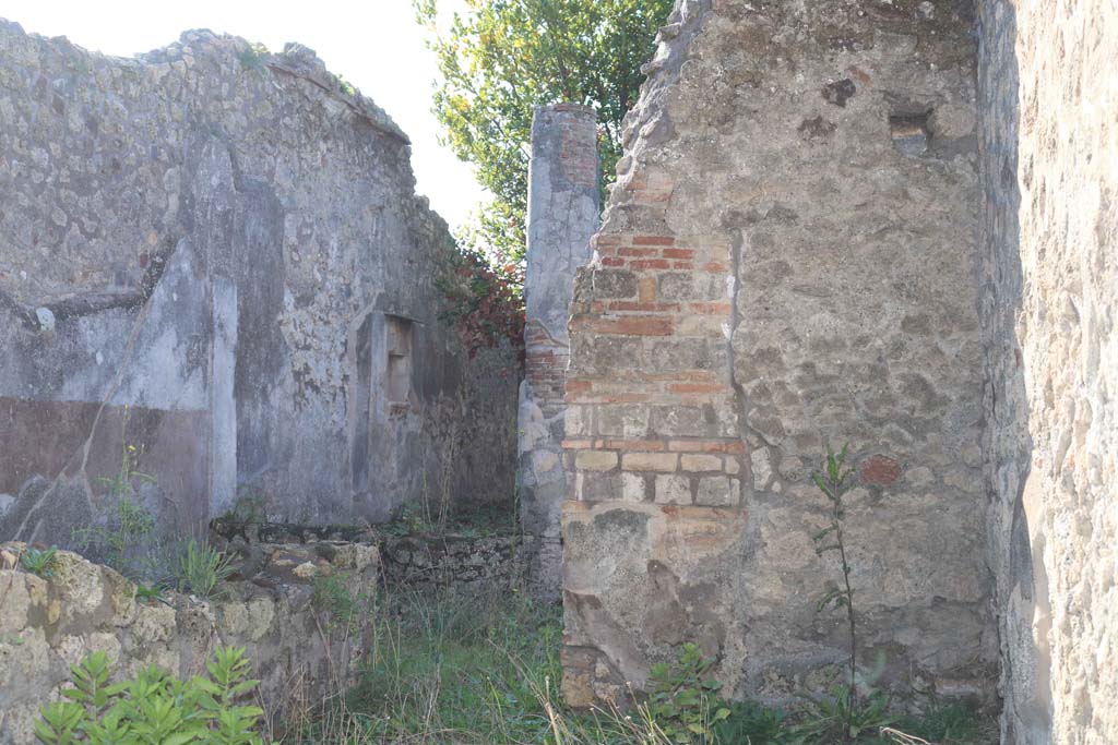 IX.2.19/21 Pompeii. December 2018.
Looking west towards south wall of peristyle, from entrance doorway. Photo courtesy of Aude Durand.