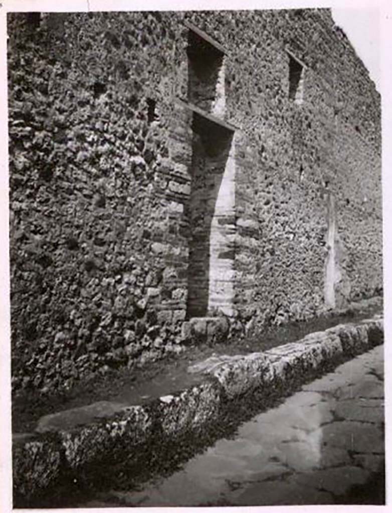 IX.2.19 Pompeii. Pre-1943. Looking north to entrance doorway on Vicolo di Tesmo. Photo by Tatiana Warscher.
See Warscher, T. Codex Topographicus Pompeianus, IX.2. (1943), Swedish Institute, Rome. (no.111.), p. 190.