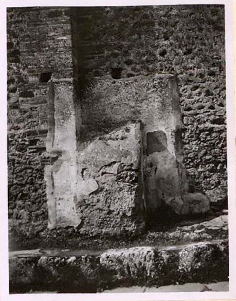 IX.2.19, Pompeii. Pre-1943. Looking towards west wall on Vicolo di Tesmo. Photo by Tatiana Warscher.
According to Warscher-
this photo was of the masonry support above which was the painting of a warrior, of which nothing remains.
See Warscher, T. Codex Topographicus Pompeianus, IX.2. (1943), Swedish Institute, Rome. (no.111a.), p. 190.