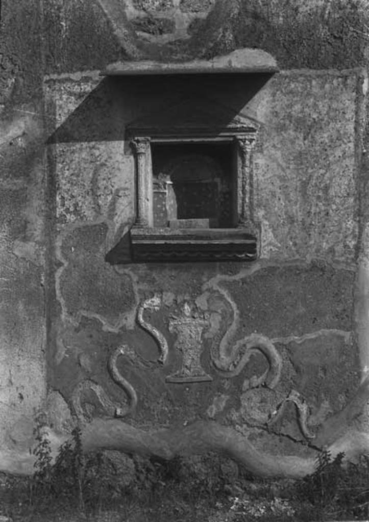 IX.2.21 Pompeii. c.1930s. Room 11, aedicula shrine on south wall.
DAIR 32. 117. Photo  Deutsches Archologisches Institut, Abteilung Rom, Arkiv. 
