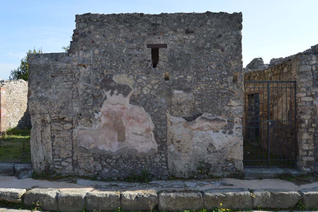 IX.2.26 Pompeii. March 2019. Looking towards east side of entrance doorway, on right.
Foto Taylor Lauritsen, ERC Grant 681269 DÉCOR.
