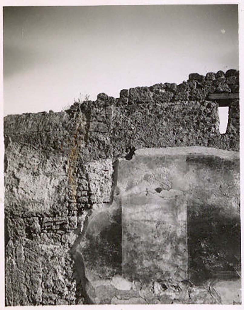 IX.2.26, Pompeii. Pre-1943. Photo by Tatiana Warscher.
According to Warscher-
this photo shows the painted exterior façade on the east of the doorway, with small window into triclinium.
See Warscher, T. Codex Topographicus Pompeianus, IX.2. (1943), Swedish Institute, Rome. (no.129.), p. 227.