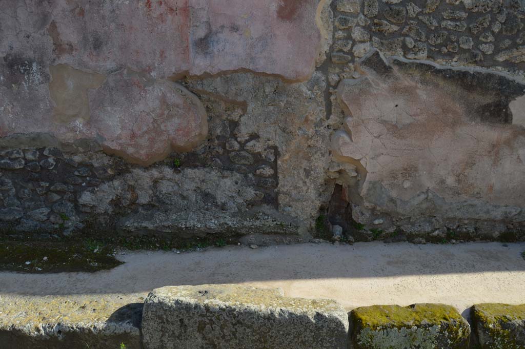 IX.2.26 Pompeii. March 2019.
Front façade, west side of entrance doorway, detail of separation between IX.2.26, on left, and IX.2.27, on right.
Foto Taylor Lauritsen, ERC Grant 681269 DÉCOR.