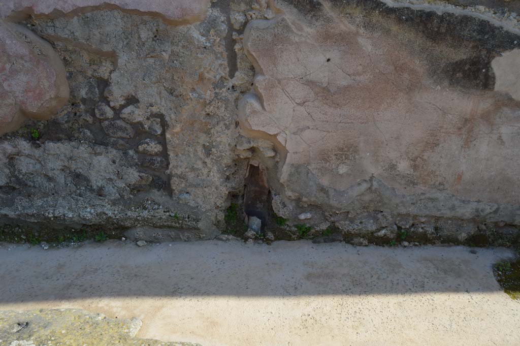 IIX.2.26 Pompeii. March 2019.
Front façade, west side of entrance doorway, front wall between IX.2.26, on left, and IX.2.27, on right, at pavement level.
Foto Taylor Lauritsen, ERC Grant 681269 DÉCOR.