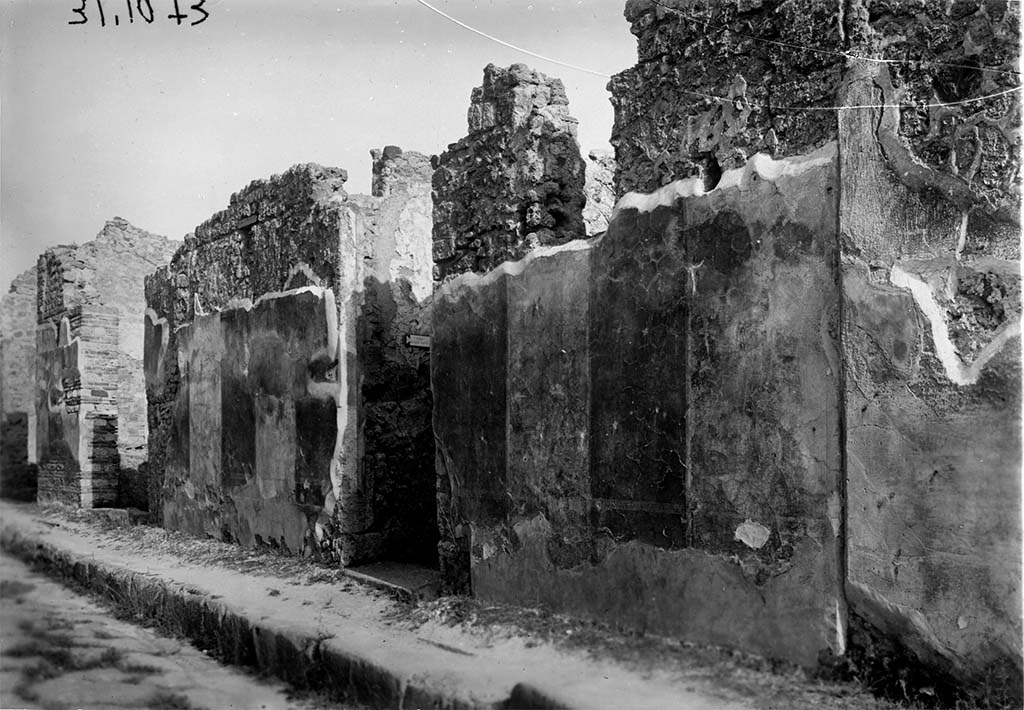 IX.2.26, Pompeii. 1931. Exterior wall of façade, showing plaster painted in alternative panels of red and black.
DAIR 31.1073. Photo © Deutsches Archäologisches Institut, Abteilung Rom, Arkiv.
According to PPP, the panels might have been painted red and black, or perhaps red and yellow?
See Bragantini, de Vos, Badoni, 1986. Pitture e Pavimenti di Pompei, Parte 3. Rome: ICCD. (p.425)