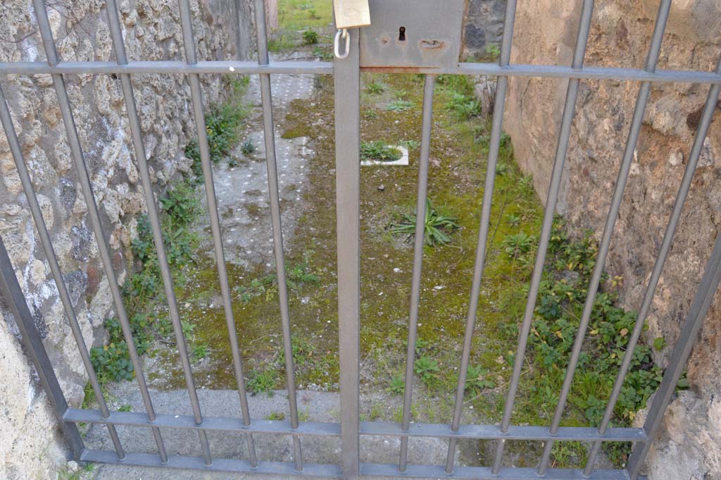 IX.2.26 Pompeii. March 2019. Looking south through entrance doorway into entrance corridor/fauces.
Foto Taylor Lauritsen, ERC Grant 681269 DÉCOR.