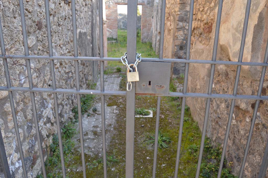 IX.2.26 Pompeii. March 2019. Looking south along entrance corridor towards the atrium.
Foto Taylor Lauritsen, ERC Grant 681269 DÉCOR.