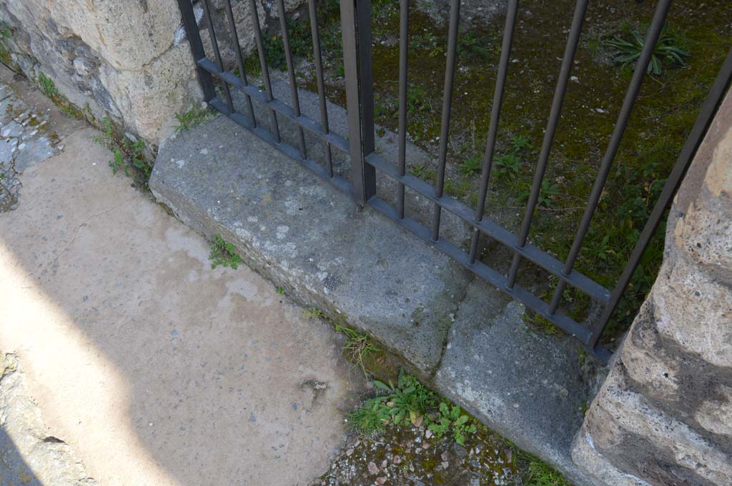 IX.2.26 Pompeii. March 2019. Looking towards east side of entrance doorway threshold.
Foto Taylor Lauritsen, ERC Grant 681269 DÉCOR.
