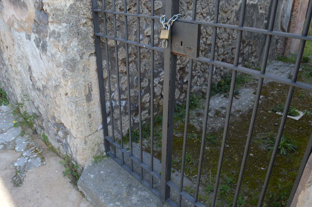 IX.2.26 Pompeii. March 2019. Looking towards east side of entrance corridor/fauces.
Foto Taylor Lauritsen, ERC Grant 681269 DÉCOR.