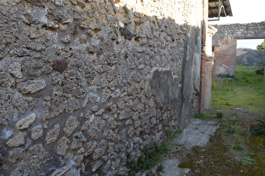 IX.2.26 Pompeii. March 2019.
Looking south along east wall of entrance corridor/fauces, through to atrium, tablinum and peristyle area.
Foto Taylor Lauritsen, ERC Grant 681269 DÉCOR.