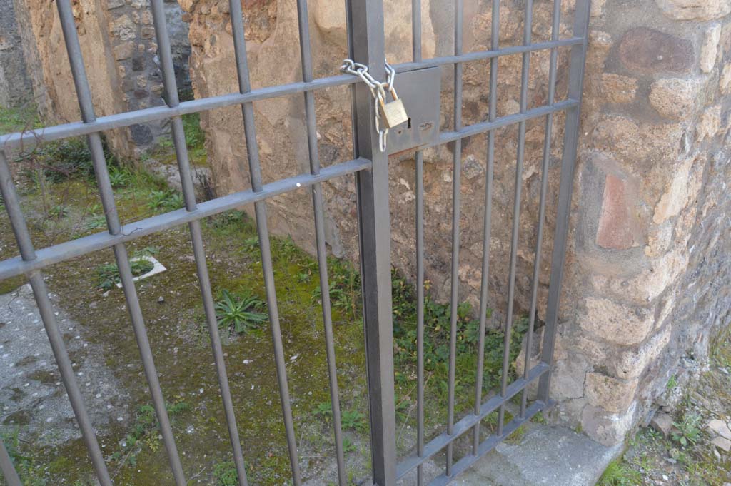 IX.2.26 Pompeii. March 2019. Looking towards west side of entrance doorway.
Foto Taylor Lauritsen, ERC Grant 681269 DÉCOR.