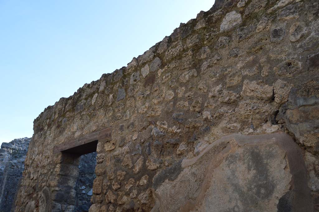 IX.2.26 Pompeii. March 2019. Looking towards upper west wall of entrance corridor/fauces, with doorway to kitchen.
Foto Taylor Lauritsen, ERC Grant 681269 DÉCOR.