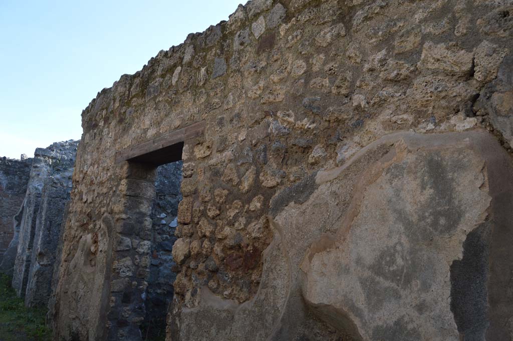 IX.2.26 Pompeii. March 2019.
Looking south along upper west wall of entrance corridor/fauces with doorway to kitchen, and rooms on west side of atrium.
Foto Taylor Lauritsen, ERC Grant 681269 DÉCOR.