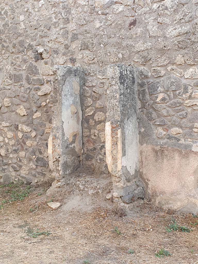 IX.2.27 Pompeii. September 2019. Looking towards west wall of peristyle, with remains of shrine.
Foto Annette Haug, ERC Grant 681269 DÉCOR.

