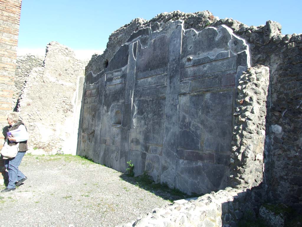 IX.3.2 Pompeii. March 2009. Garden area. South wall with stucco decoration in the first style.
