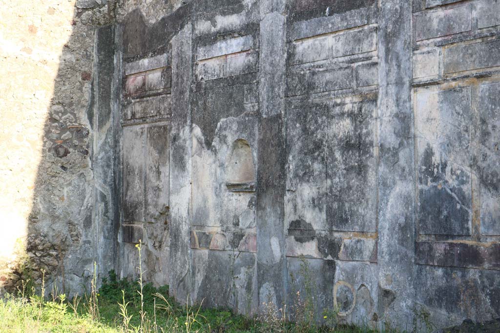 IX.3.2 Pompeii. December 2018. Stucco decoration in the first style on the south wall of garden. Photo courtesy of Aude Durand.