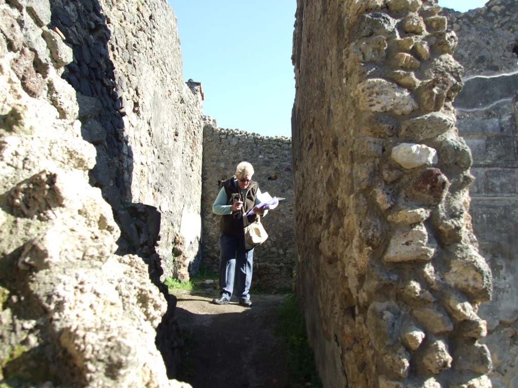 IX.3.2 Pompeii. March 2009. Corridor to kitchen and rooms on south side of house.