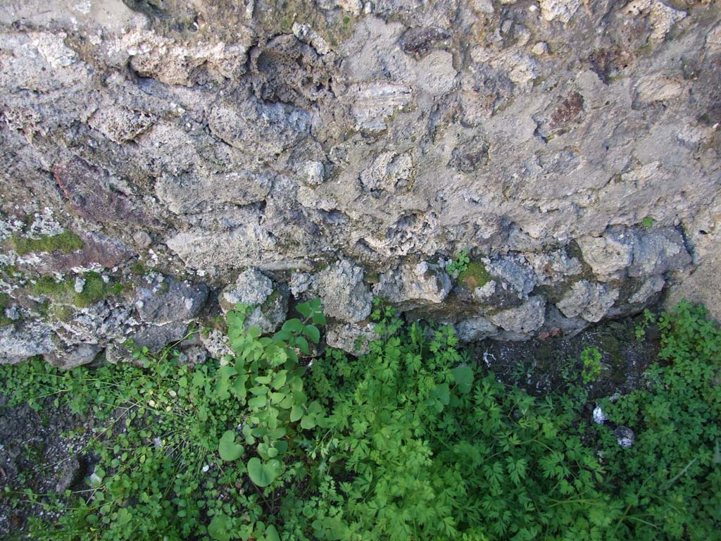 IX.3.2 Pompeii. March 2009. Groove in south wall. South-east corner of kitchen, latrine, cella penaria and well or fountain room. 