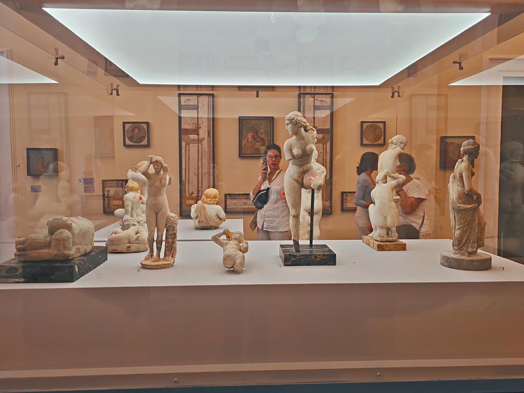 IX.3.2 Pompeii (?). October 2023. White marble statue of Venus unfastening her sandal, in centre, found 24/3/1871.
Photo courtesy of Giuseppe Ciaramella. Now in Naples Archaeological Museum, (inv. 120363).
On display in “L’altra MANN” exhibition, October 2023, at Naples Archaeological Museum.
