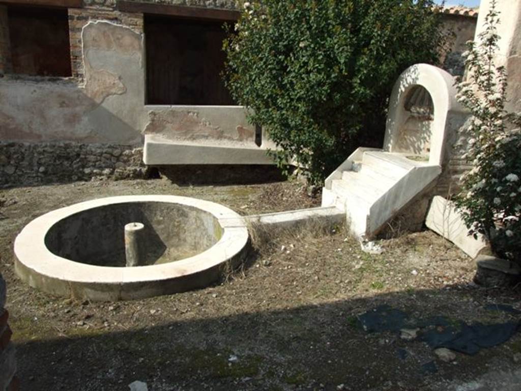 IX.3.5 Pompeii. March 2009. Room 26. Garden area, with fountain, steps for waterfall and round pool with jet.