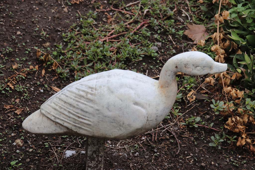 IX.3.5 Pompeii. October 2020. Statuette of duck in garden area. Photo courtesy of Klaus Heese.